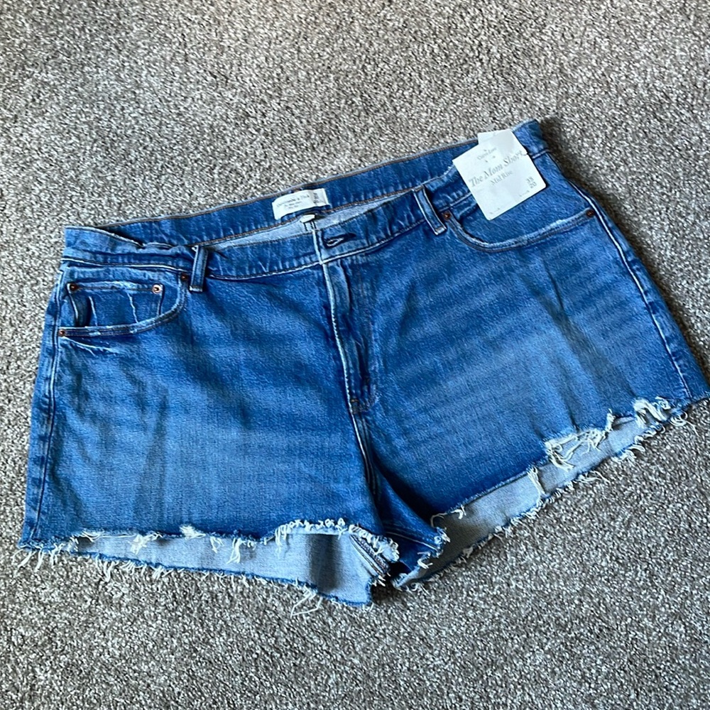 NWT Abercrombie & Fitch “The Mom Short”, mid rise